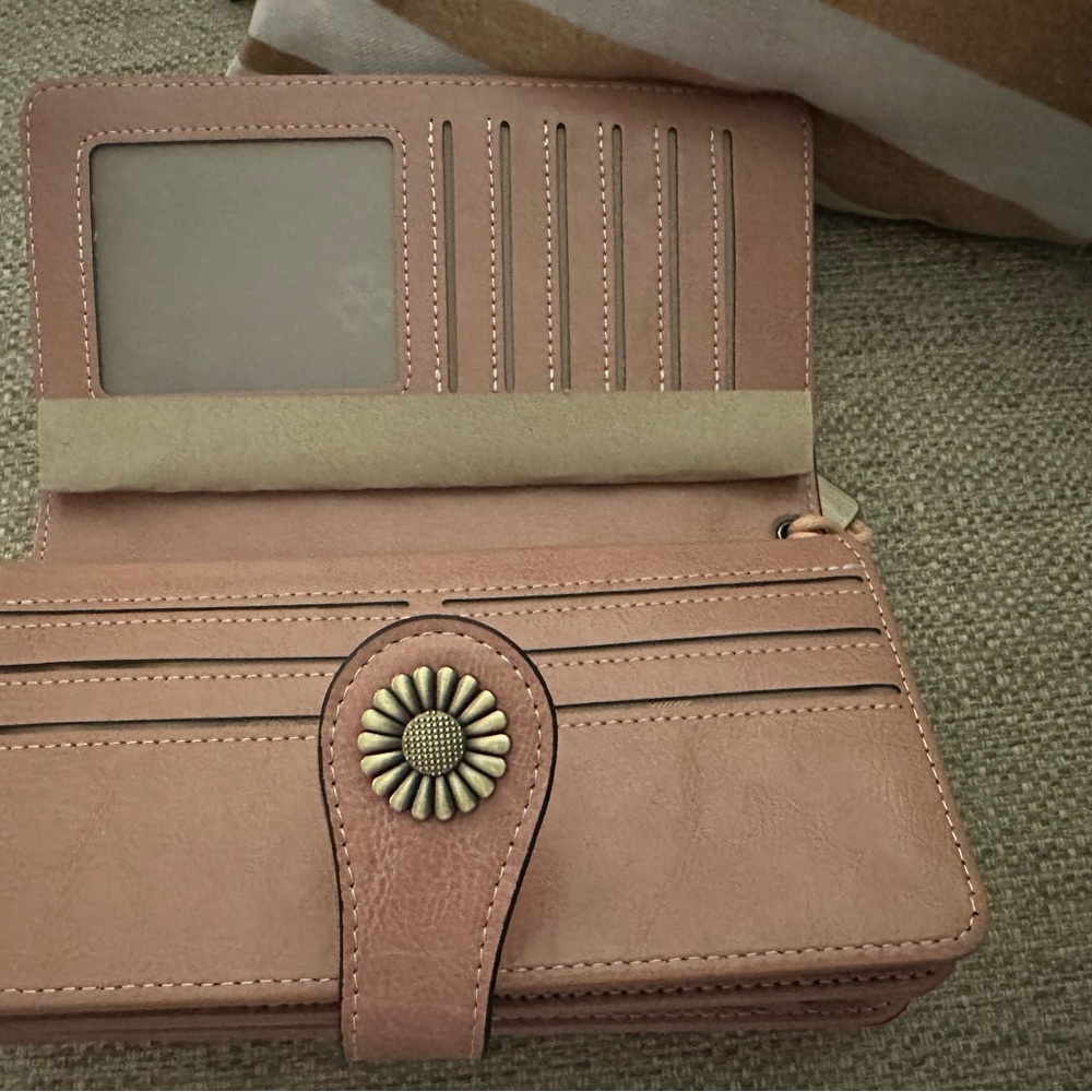 AMAZONS ESSENTIALS BIG WALLET/Wristlet in mauve with huge organization! - Picture 6 of 10